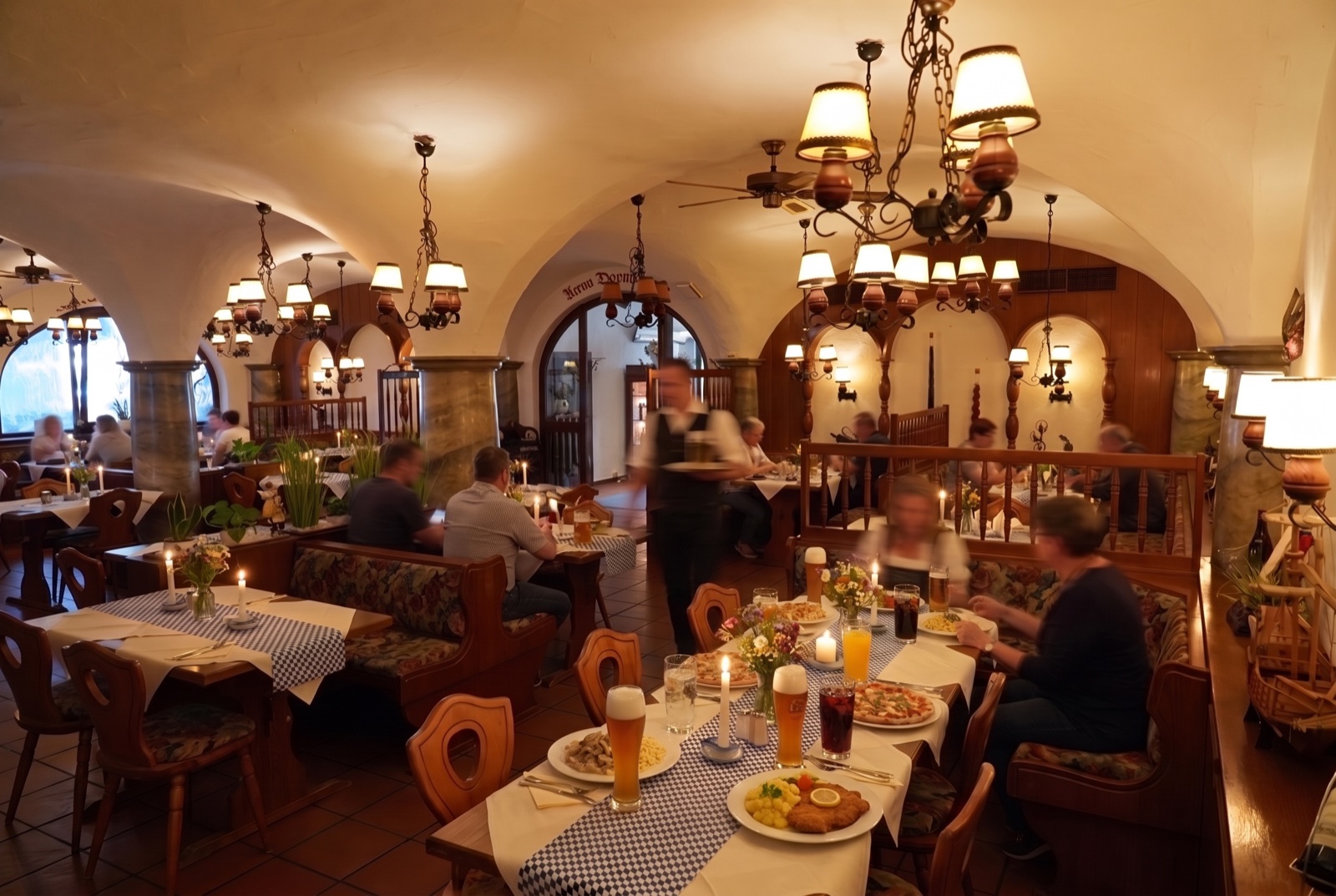 Gastraum im historischen Gewölbe des Dillinger Hofs