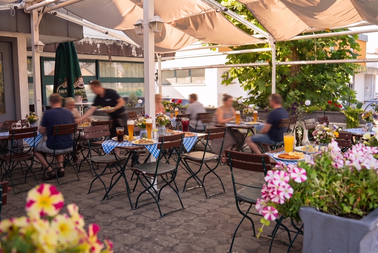 Terrasse des Dillinger Hofs im Sommer